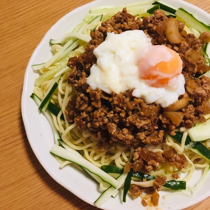 きゅうりとお肉たっぷり、簡単ジャージャー麺。